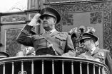 Fotografía de archivo en blanco y negro del general Francisco Franco saludando desde un balcón durante un acto oficial en la década de 1960, con uniforme militar completo y rodeado de altos mandos. La imagen evoca la iconografía autoritaria del régimen franquista y su actual reinterpretación en redes sociales por parte de jóvenes.