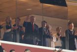 Donald Trump saluda al público desde su palco en el Northwest Stadium durante el duelo entre Commanders y Lions. (Reuters)