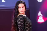 Rosalía desata dudas: ¿cantó 'La perla' con su vestido de novia en The Tonight Show? (Foto: Mezcal Entertainment)