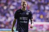 Mateusz Bogusz con camiseta negra del Cruz Azul.