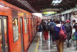 Pasajeros en una de las estaciones de la Línea B del Metro.
