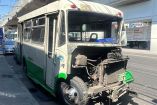 El microbús de la ruta 56 quedó severamente dañado tras impactarse contra la trabe de la Línea 12 del Metro en Iztapalapa.