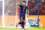 Jugador de la selección japonesa de futbol festejando un gol.