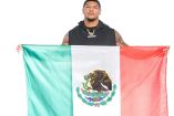 Elijah Arroyo, con la bandera de México.