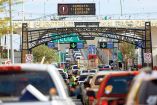 Garita de Tijuana con largas filas de autos.