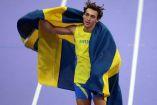 Armand Duplantis con la bandera de Suecia. (Reuters)