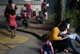 Migrantes haitianos esperan afuera de la Comar de CDMX