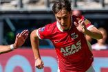 Mateo Chávez conduciendo el balón. (Foto de X: @AZAlkmaar)