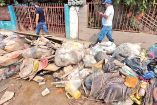 Basura acumulada que dejaron las lluvias cerca de una escuela en Veracruz.