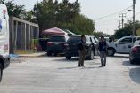 Policías y peritos investigan la escena del accidente en una colonia de Nuevo Laredo, donde una menor de edad fue atropellada por su madre. La zona está acordonada con cinta amarilla, y se observan vehículos oficiales, una ambulancia, y vecinos reunidos en el lugar.