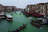Los activistas pintaron de verde el Gran Canal de Venecia. (Reuters)