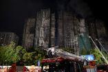 El incendio en los edificios de Hong Kong ha dejado al menos 83 muertos, según el último balance. (AFP)