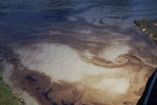 El río se contaminó tras un derrame de hidrocarburos. Foto: Especial