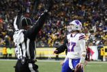 Josh Allen firmó el touchdown terrestre 76 de su carrera, nuevo récord para un quarterback en la NFL. (FOTO: Reuters)