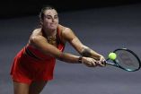 Sabalenka estirándose por la pelota. (Reuters)