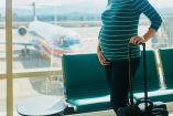 ¿Es seguro viajar en avión si estoy embarazada? Foto: Canva.