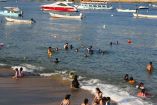 Turistas en una playa de Acapulco Guerrero