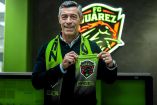 Pedro Caixinha con la bufanda de Juárez.