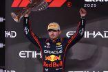 Max Verstappen con el trofeo de Abu Dhabi.