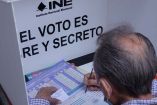 Un adulto mayor en una casilla durante una elección