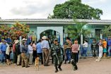 Habitantes de San Antonio de Flores se reunieron ayer en un centro de votación, luego de no poder votar la semana pasada.