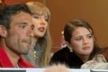 Taylor Swift y Selena Gomez apoyando a Travis Kelce