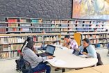 Estudiantes trabajando en una biblioteca de la UNAM.