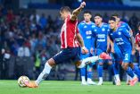 Javier Hernández falló un penal como su última acción con Chivas.