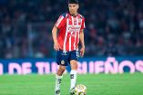 Erick Gutiérrez jugando con Chivas.
