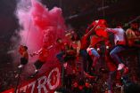 Fanáticos celebran durante la victoria del Toluca ante Tigres para obtener el campeonato del Apertura 2025
