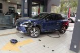 Una persona lesionada fue el saldo de un siniestro vial ocurrido dentro de una agencia automotriz.