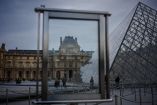 Turistas caminan frente al Museo del Louvre cerrado, luego de que los trabajadores votaran ir a huelga para protestar por el deterioro de sus condiciones laborales y de la experiencia del visitante, en París, el 15 de diciembre de 2025.