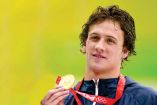 Ryan Lochte, muestra una de sus medallas conseguidas en Juegos Olímpicos.