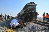 Un cadáver de elefante envuelto yace junto a las vías del tren en la aldea de Changjurai, en el distrito de Hojai de Assam, el 20 de diciembre de 2025. Un tren de pasajeros se estrelló contra una manada de elefantes en el noreste de la India, matando a siete animales en el lugar.