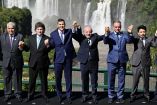 El presidente de Panamá, José Raúl Mulino, el presidente de Argentina, Javier Milei, el presidente de Paraguay, Santiago Peña, el presidente de Brasil, Luiz Inácio Lula da Silva, el presidente de Uruguay, Yamandu Orsi, y el ministro de Relaciones Exteriores de Bolivia, Fernando Aramayo, posan para una foto familiar durante la Cumbre de Jefes de Estado del Mercosur en las Cataratas del Iguazú en Foz de Iguazú, Estado de Paraná, Brasil, el 20 de diciembre de 2025.