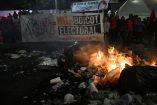 Simpatizantes del partido gobernante Libertad y Refundación (LIBRE) queman basura durante una protesta para denunciar el fraude electoral.