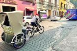 Pese a que en el Centro Histórico los bicitaxis están regulados, hacen base en lugares prohibidos y salen de su zona.Foto: Elizabeth Vel·zquez