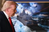 Donald Trump observa una ilustración conceptual del buque de guerra Trump Class USS Defiant durante una presentación oficial del nuevo programa naval de Estados Unidos en Mar-a-Lago, Florida.