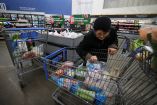 Los clientes compran alimentos en una tienda minorista Walmart Supercenter en North Bergen, Nueva Jersey.