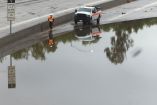 Un vehículo cerca de un tramo de la autopista 5 que estaba cerrado, debido a fuertes lluvias debido a un río atmosférico, en la zona de Sun Valley, Los Ángeles