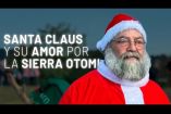 Chuy, el "Santa de la Sierra Otomí", cumple su promesa familiar y nos abre las puertas de su vida y de una tradición que ha transformado a toda una región en el Estado de México.

A bordo de su icónico auto clásico rojo y acompañado de sus hijos, Chuy lleva 24 años demostrando que el espíritu de dar es más fuerte que cualquier adversidad. Esta  comunidad lo espera cada año con los brazos abiertos y un simple juguete puede convertirse en un símbolo de amor incondicional.

#SantaOtomi #Temoaya #NavidadEnMexico