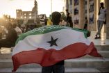 Un hombre sostiene una bandera de Somalilandia frente al monumento conmemorativo de la guerra de Hargeisa, en Hargeisa, el 7 de noviembre de 2024.