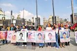 Padres de los 43 de Ayotzinapa a la entrada de la Basílica de Guadalupe.