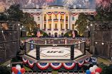 Ilustración de la Casa Blanca con un octágono del UFC en su patio principal.