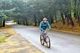 Ciclista recorre una zona del Ajusco, pese al frío.