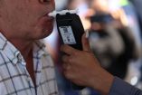 CIUDAD DE MÉXICO, 12DICIEMBRE2025.- Una oficial de la SSC aplica el test de alcoholemia a un conductor que daría positivo durante el banderazo de inicio del operativo Conduce Sin Alcohol para las fiestas decembrinas. El programa cumplió 23 años de servicio y ha prevenido al menos 260 mil accidentes relacionados al consumo de alcohol y conducción.FOTO: GALO CAÑAS/CUARTOSCURO.COM