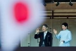 El emperador Naruhito y la emperatriz Masako de Japón saludan a los simpatizantes durante una aparición pública para las celebraciones de Año Nuevo en el Palacio Imperial de Tokio.