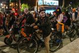 CIUDAD DE MÉXICO, 25OCTUBRE2025.- Se llevó a cabo un Paseo Nocturno en bicicleta con motivo del Día de Muertos sobre la avenida Paseo de la Reforma. A lo largo de la vía se colocaron adornos luminosos con figuras de catrinas, calaveras, perros y otros elementos alusivos a la festividad. Cientos de familias, parejas, amigos y otros viandanres se disfrazaron y participaron en el recorrido. FOTO: CAMILA AYALA BENABIB/CUARTOSCURO.COM
