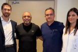 Roberto Carlos posa junto al equipo médico tras recibir el alta luego de someterse a una angioplastia preventiva en San Pablo.