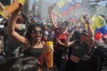 Venezolanos residentes en Chile celebran en Santiago el 3 de enero de 2026 tras la captura del líder venezolano Nicolás Maduro por parte de las fuerzas estadounidenses. El presidente Donald Trump declaró el sábado que las fuerzas estadounidenses capturaron al líder venezolano Nicolás Maduro tras bombardear la capital, Caracas, y otras ciudades, en un dramático punto culminante de un enfrentamiento de meses entre Trump y su archienemigo venezolano. (Foto de Javier TORRES / AFP)